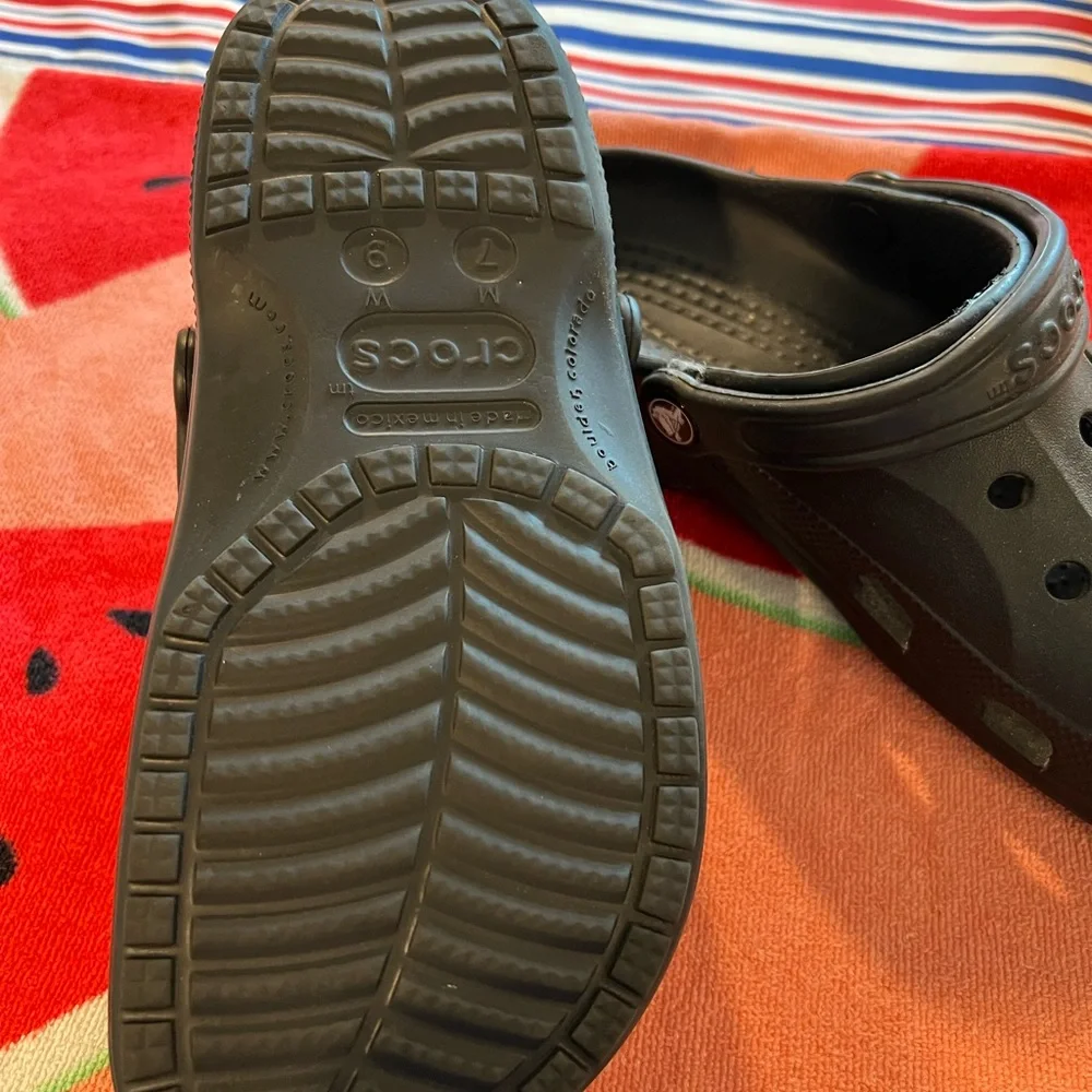 Crocs size 9 women’s lightly worn. - Picture 3 of 3